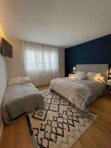 维戈Viva Vigo con vistas a la ría的一间卧室配有一张大床和地毯。