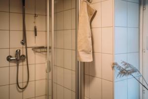 佩尔沃姆Kalle´s Reethus的浴室设有淋浴,墙上挂着毛巾