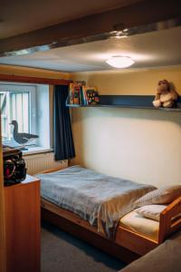 佩尔沃姆Kalle´s Reethus的一间卧室,床上有泰迪熊架