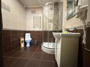 布克维SPA HOTEL Gora的浴室配有卫生间、淋浴和盥洗盆。