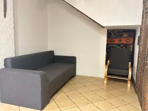 布克维SPA HOTEL Gora的房间里的一张沙发和一把椅子