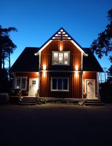 StrömsbrukBed & Breakfast de Jager的前面有灯的房子