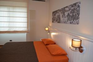 阿夸维瓦德莱丰蒂Terraeccellente B&B的一间卧室配有带两个橙色枕头的床