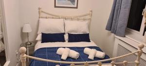 KentHideaway Whitstable的一间卧室配有一张带两个枕头的床
