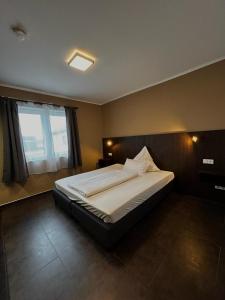 布格多夫Hotel Restaurant Ayhan的卧室内的一张大床,设有窗户