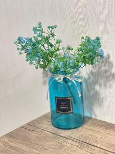 库塔伊西Guest House Royal Comfort With Terrace的一张桌子上装着蓝色花的蓝色罐子
