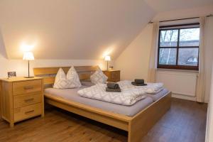 HechthausenFerienhaus Ostebogen的一间卧室设有两张床和窗户。