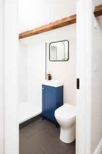 查珀伦勒弗里斯Bankers Room + Kitchenette的一间设有蓝色橱柜和卫生间的浴室
