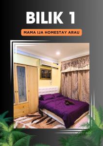 亚娄Mama Ija Homestay Islamic Arau的一间卧室,在房间内配有一张紫色的床