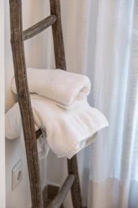瓦伦西亚Art and Sciences view luxury apartment的淋浴旁梯子上的一大堆毛巾