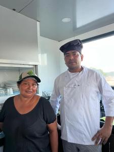 马瑙斯Amazon Extreme River Fish的站在厨房里女人旁边的一个男人