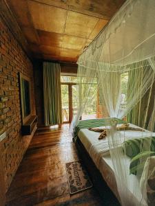 埃拉NatureWoodland的一间卧室配有带蚊帐的床。