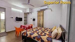 达曼Hotel Sagar Darbar的卧室配有一张床和一张桌子