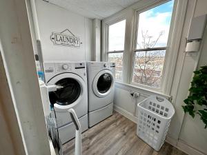 扬克斯2-A Diamond in Yonkers的洗衣房配有洗衣机和窗户