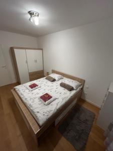 扎博克Apartman ZABOK CENTAR的一间卧室配有一张带两个枕头的床