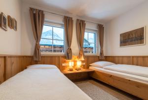 施特罗布尔Villa Elisabeth的带2扇窗户的客房内的2张床