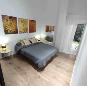 瓦伦西亚Bear Homes - Olimpia Suite的白色的卧室设有床和窗户