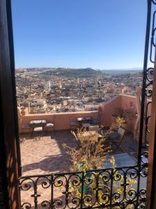 非斯Riad Inaya Fez的阳台享有城市美景。