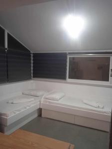 卡利诺岛Kalymnos Platy Gialos Mousellis Makis Apartments的白色的浴室设有两个盥洗盆和窗户。
