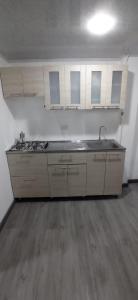 圣罗莎德卡瓦尔Apartamento vía a termales的厨房配有水槽和台面
