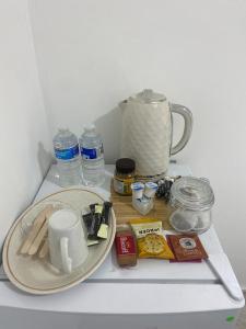 曼彻斯特Airstaybnb的桌子,上面有盘子,杯子和水瓶