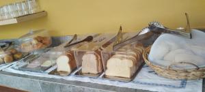 布希奥斯Pousada Nanina de Geribá的一张桌子,上面放着一盘面包和一篮子的食物
