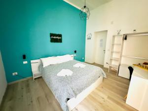 福贾Altopiano Rooms的一间卧室配有一张蓝色墙壁的床