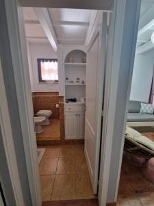 博格图Private villa relax 2 &spa的一间带卫生间和水槽的浴室