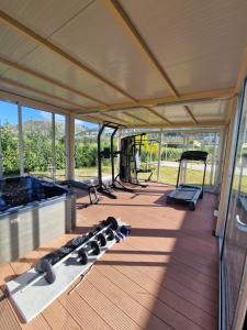 博格图Private villa relax 2 &spa的一间设有跑步机和模拟器的健身房的客房
