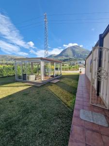 博格图Private villa relax 2 &spa的山地草坪上的玻璃房子