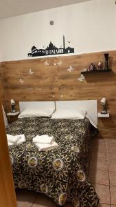 罗马Casa Gemelli的一间卧室配有一张大床和木制床头板