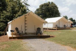 甘特斯维尔Deluxe Glamping Tents at Lake Guntersville State Park的两把椅子坐在一个大帐篷内