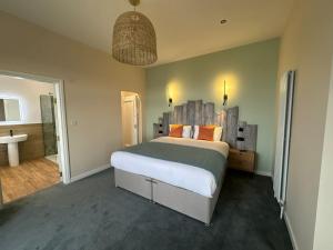 布莱克浦巴尔摩拉尔酒店的一间带大床的卧室和一间浴室