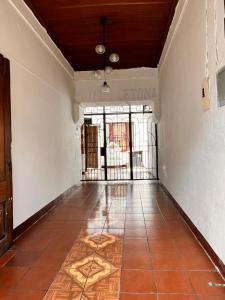 危地马拉Hotel Letona的一间空房间,设有瓷砖地板和窗户