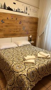罗马Casa Gemelli的一间卧室配有一张床和被子