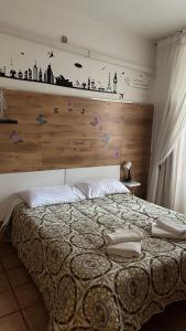 罗马Casa Gemelli的一间卧室配有一张大床和木制床头板