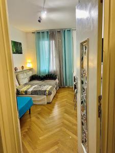 里昂Saxe Cosy Garibaldi的一间卧室配有床和蓝色窗帘