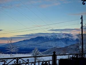 埃拉托克里昂Nikelli的阳台享有白雪 ⁇ 的山脉美景。