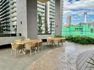 吉隆坡Axon Residence By Classy 1 minutes Pavilion的大楼内带桌椅的天井
