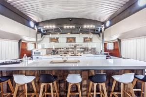 伊特尔Tabor 67 Luxury Houseboat的一个带柜台和凳子的大厨房