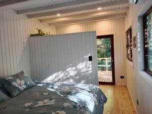 马拉卡韦罗卡萨弗尔德生态旅馆的卧室,卧室配有一张床,卧室位于带门的房间