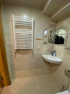 祖格迪迪Nagi House的一间带水槽和镜子的浴室