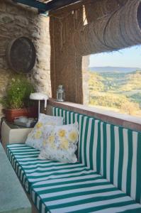IpiésBorda de Fadrín的观景阳台的长凳和枕头