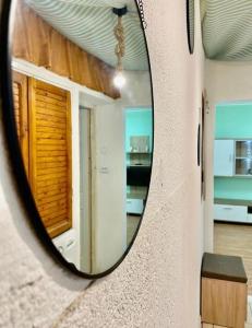 普洛耶什蒂Twins Apartments 2的镜子在墙上