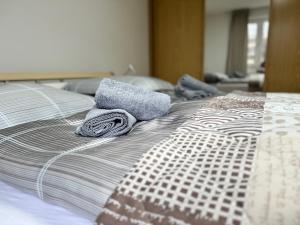 诺登哈姆Traumhafte Ferienwohnung zentral的床上有两条毛巾