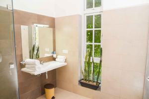 康提Roberosia - Holiday Home的一间带水槽和镜子的浴室