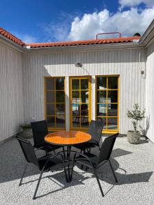 SliteVilla VitvikenA in Gotland Pool的大楼前带桌椅的天井