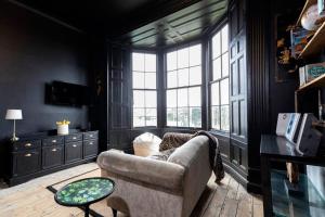 哈特尔普尔Dickens' Nook的带沙发和大窗户的客厅