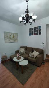 蒙特哈克Las Lajas, Casa Rural的客厅配有沙发和桌子