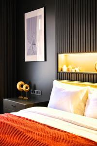 伊斯坦布尔TAKS-INN Suites的一间卧室配有一张带橙色毯子的床